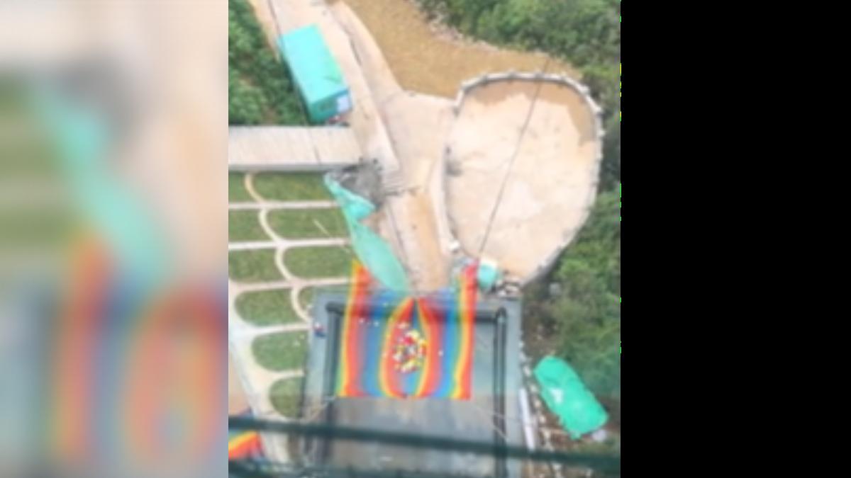 世界第一高橋貴州「花江峽谷大橋」的「無繩版」高空彈跳,近期釋出測試影片,把重達100公斤的沙袋往下丟,順利墜入安全網。(圖/網路)