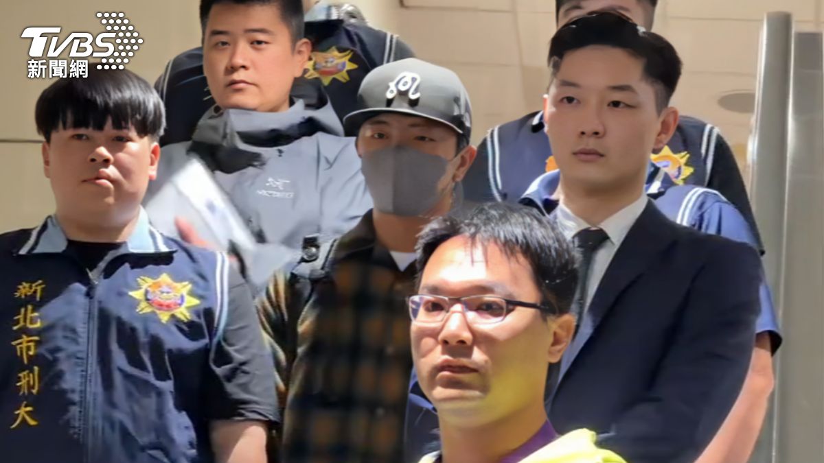 站在坤達左邊的檢察官粘鑫成為網路熱論對象。(圖/TVBS)