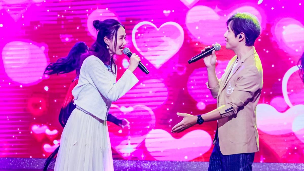 何妤玟(左)和孫協志登台演出。(圖/中視提供)