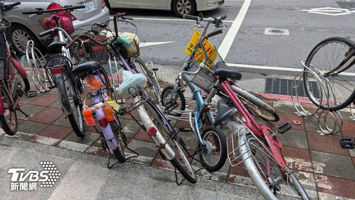 現場多輛腳踏車毀損。（圖／TVBS）