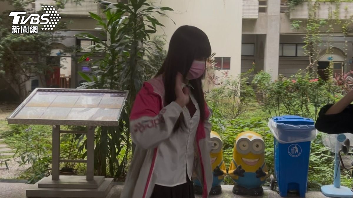 今日下午15時50分許男現身台中地院。（圖／林冠丞攝）
