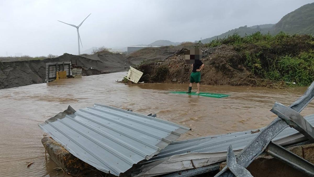 快訊/疑大雨釀溪水暴漲!新北郵差「誤開進溪中」站車頂急呼救