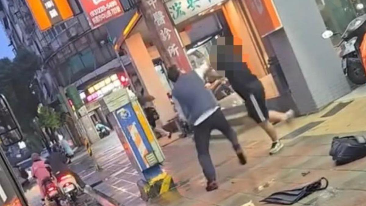 客運司機遭嗆「這輩子就這樣」路旁痛毆學生 同行逆風挺:他人不錯
