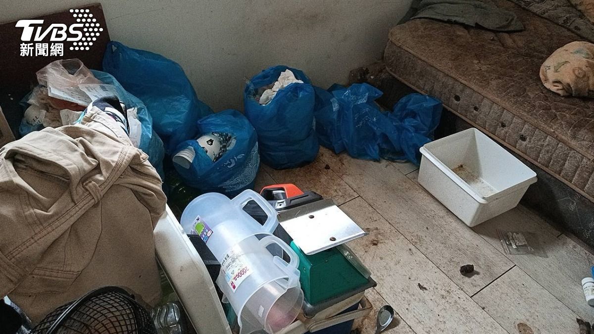 二樓情況更加慘烈，猶如遭到轟炸，木質地板才使用一年多就已殘破不堪。（圖／翻攝爆料公社）