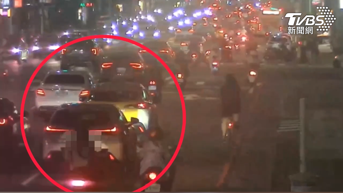 駕駛疑不滿被計程車閃燈逼讓道，就在運將超車之際，他追上去在後方狂閃大燈反擊。（圖／TVBS）