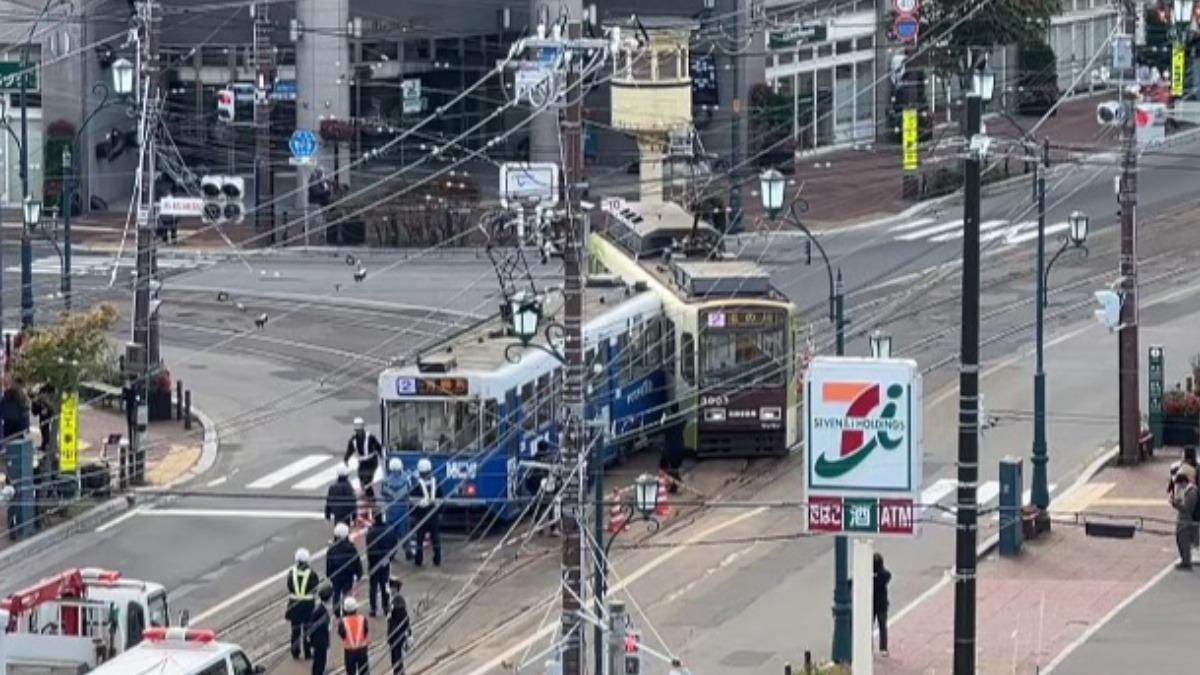 北海道2電車脫軌相撞! 車廂「卡道路中央」畫面曝
