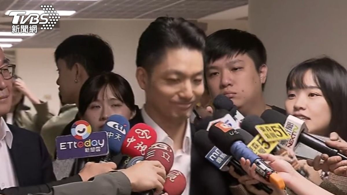 王世堅稱讚蔣萬安遠比連勝文優秀,蔣萬安被問到這題,笑而不答。(圖/TVBS)