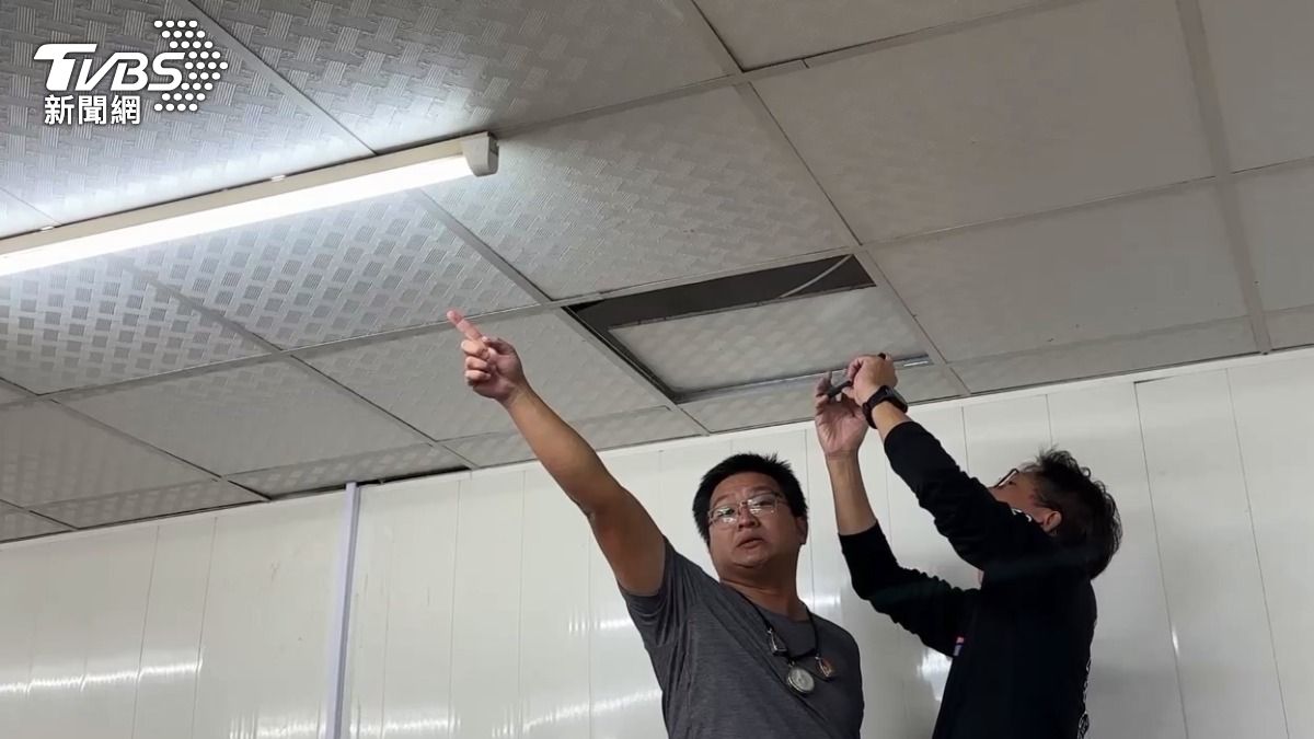 實地查證發現,辦公室角落確實設置了三台監視器,但被爆料的天花板位置並未出現所謂的黑點。(圖/TVBS)
