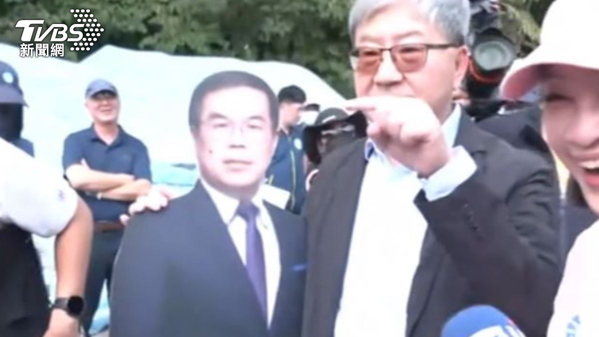 環境部次長拿人形立牌。（圖／TVBS）
