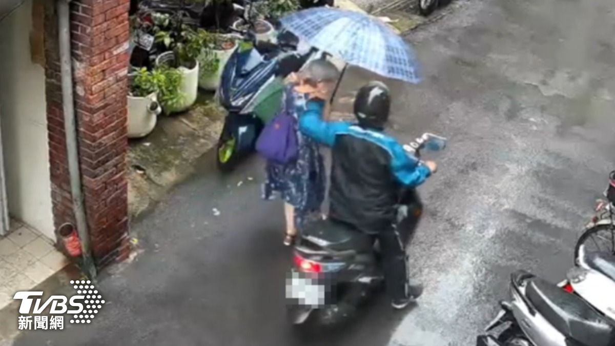 婦獨走巷弄內，遭搶匪飛車搶金鍊。（圖／TVBS）