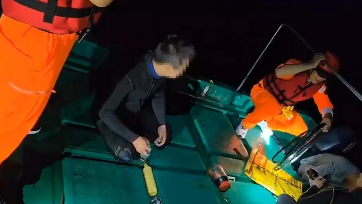 海軍退役將領與專家指出,過去即有發生陸籍漁船越界捕撈,實為藉由船上儀器,進行情監偵工作。(非當事人;圖/海巡署)