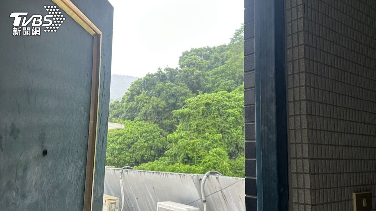 樓頂平台爭議,頂樓住戶「默示同意」奪使用權。(圖/TVBS)