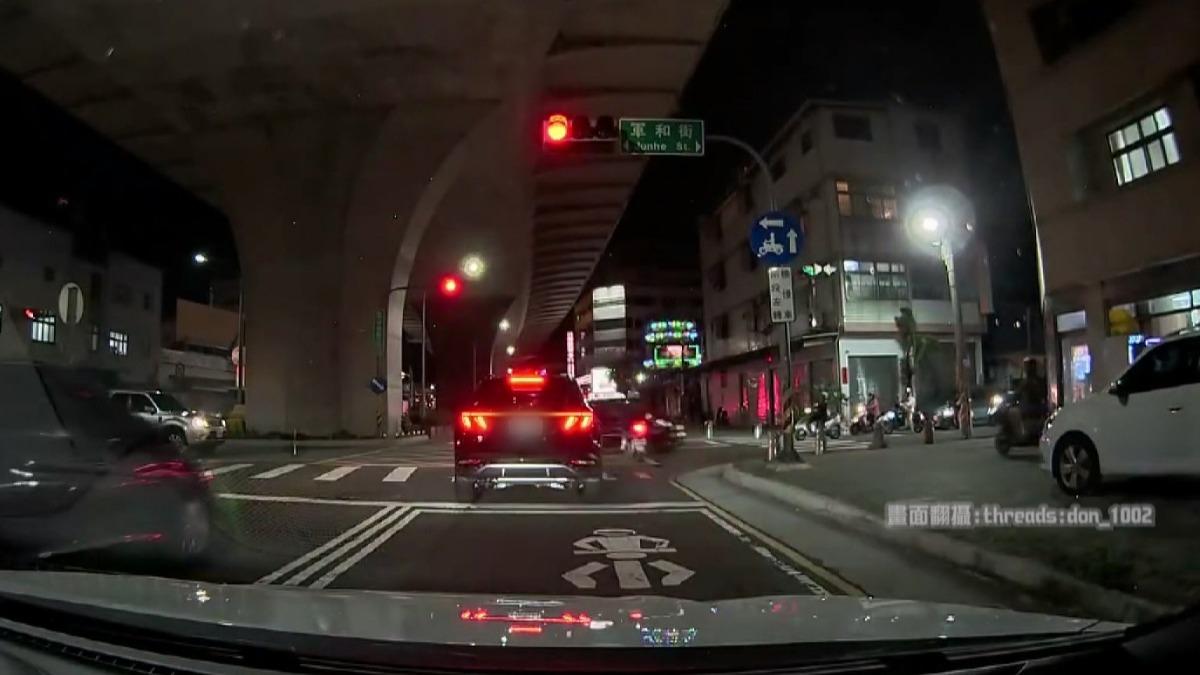 「闖紅燈硬右轉」遇「直行闖紅燈」!台中汽機車同時違規撞一起 雙雙開罰。(圖/threads/don_1002)