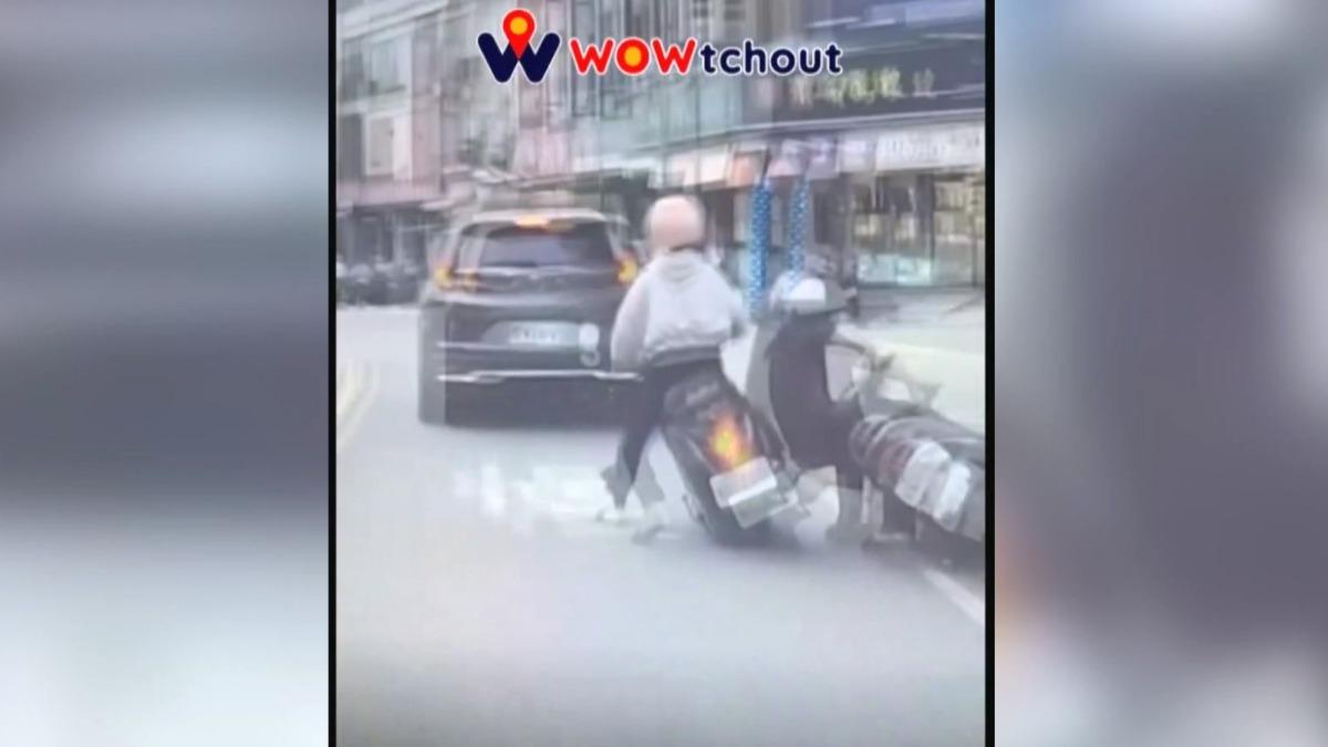 台中驚見「骨牌式」撞車 女騎士沒保持距離釀禍。(圖/WOWtchout)