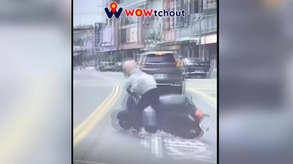 台中中山路驚見骨牌式撞車 女騎士跳車保命。(圖/WOWtchout)