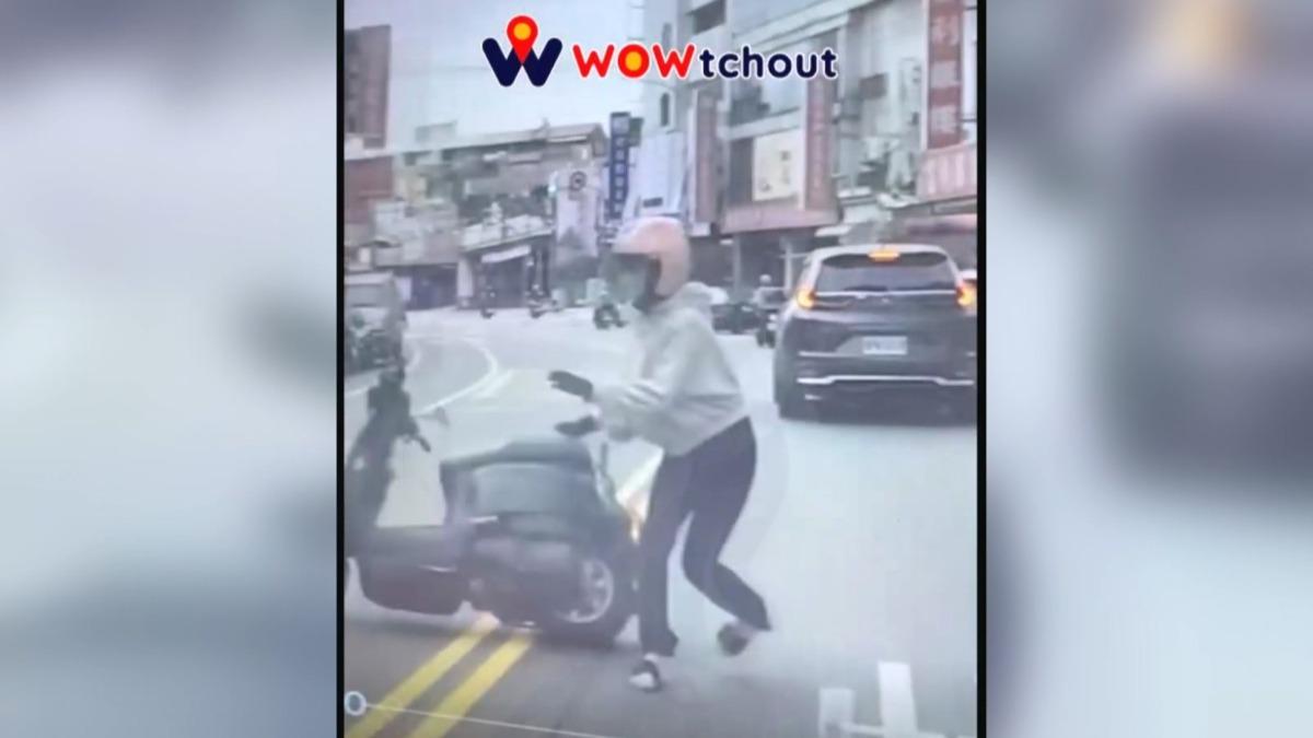 女騎士跳車保命畫面全都錄。(圖/WOWtchout)
