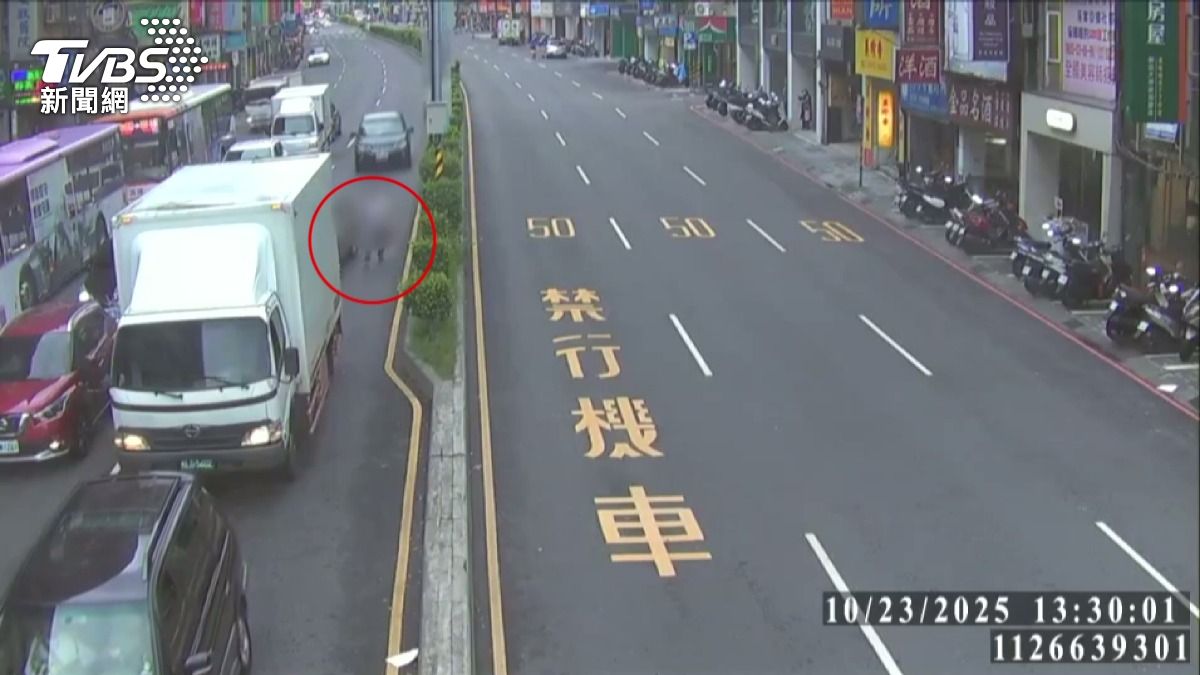 棄車逃逸！涉案毒嫌「跳車狂奔」。(圖／TVBS)