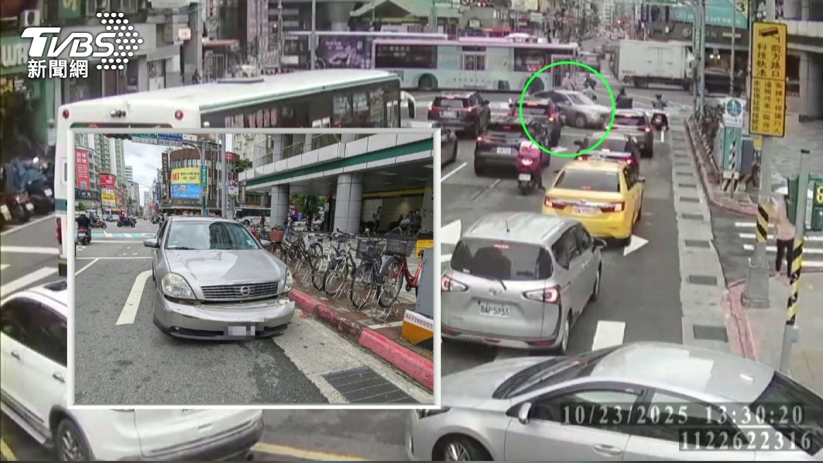 無人車滑行50公尺　撞上人行道。(圖／TVBS)
