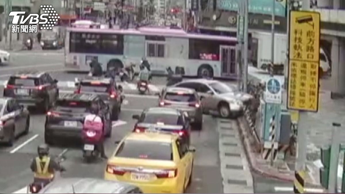 毒嫌跳車逃　無人車撞毀單車停車架。(圖／TVBS)