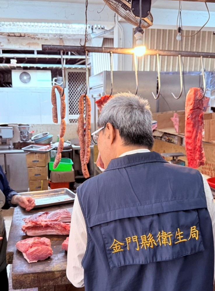 金門縣衛生局稽查市售豬肉。(圖/金門縣衛生局提供)