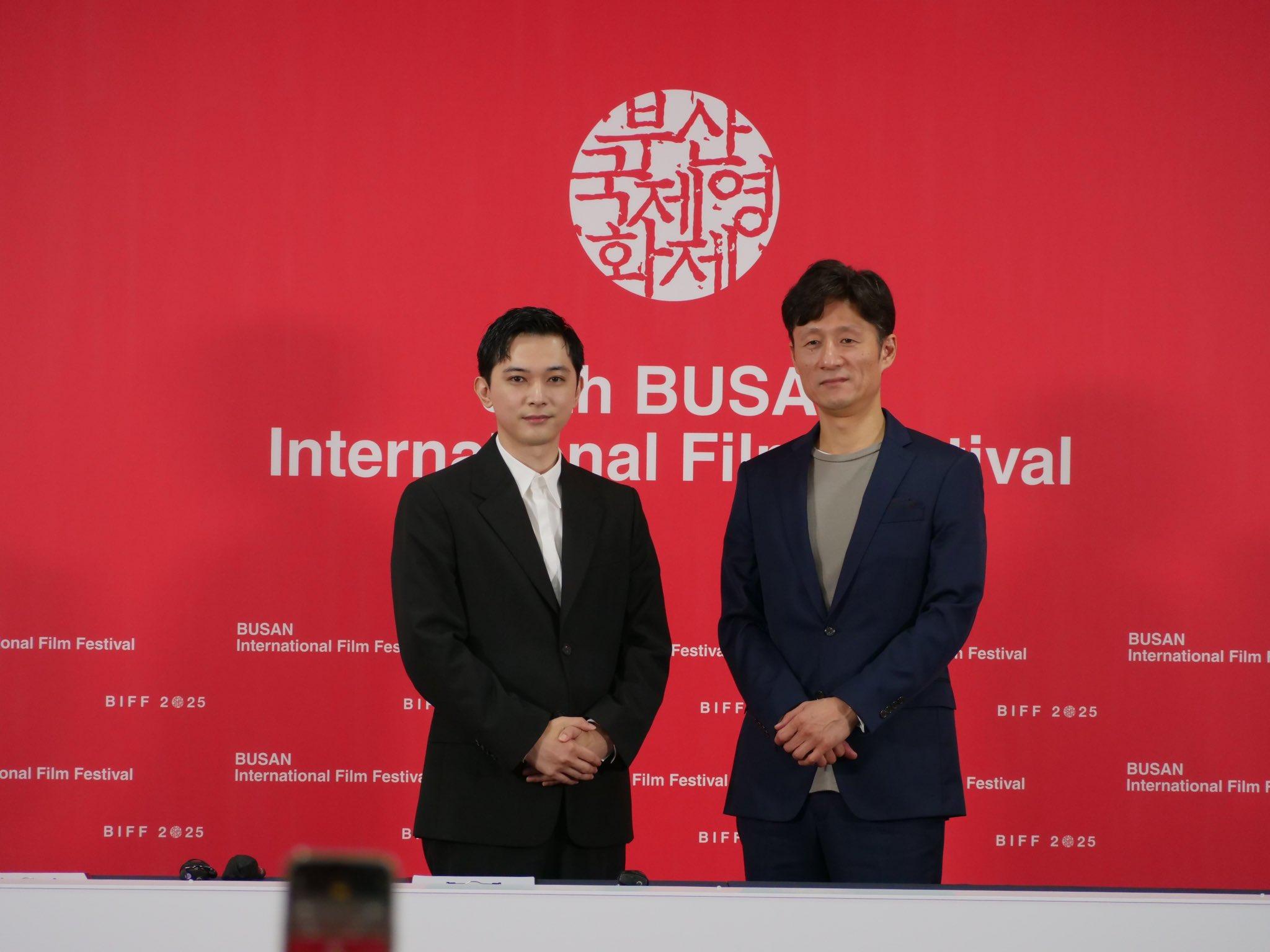 吉澤亮（左）9月底與導演李相日一起前往釜山影展舉辦座談。（圖／翻攝自kokuhou_movie推特）