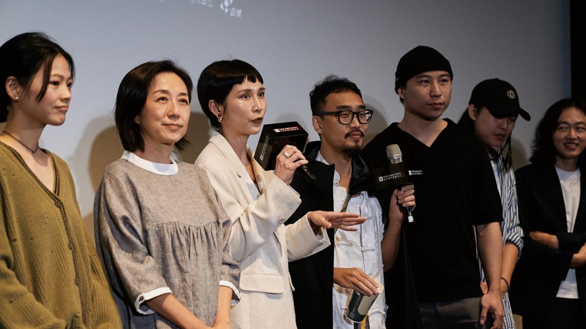 葉穎(左三)難忘組員們一度意見不合大吵。(圖/北流提供)