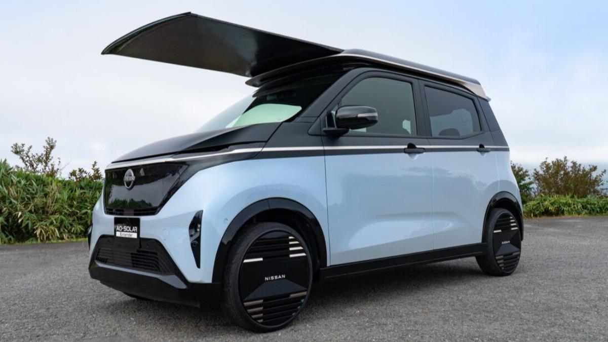 搭配Ao-Solar Extender的Nissan Sakura，日媒戲稱像是漫畫常見的リーゼント髮型（飛機頭）。（圖／Nissan）