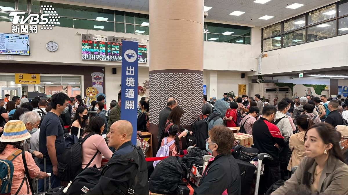 等3天終上船!清晨5點多候補小三通船位 水頭碼頭一早湧人潮