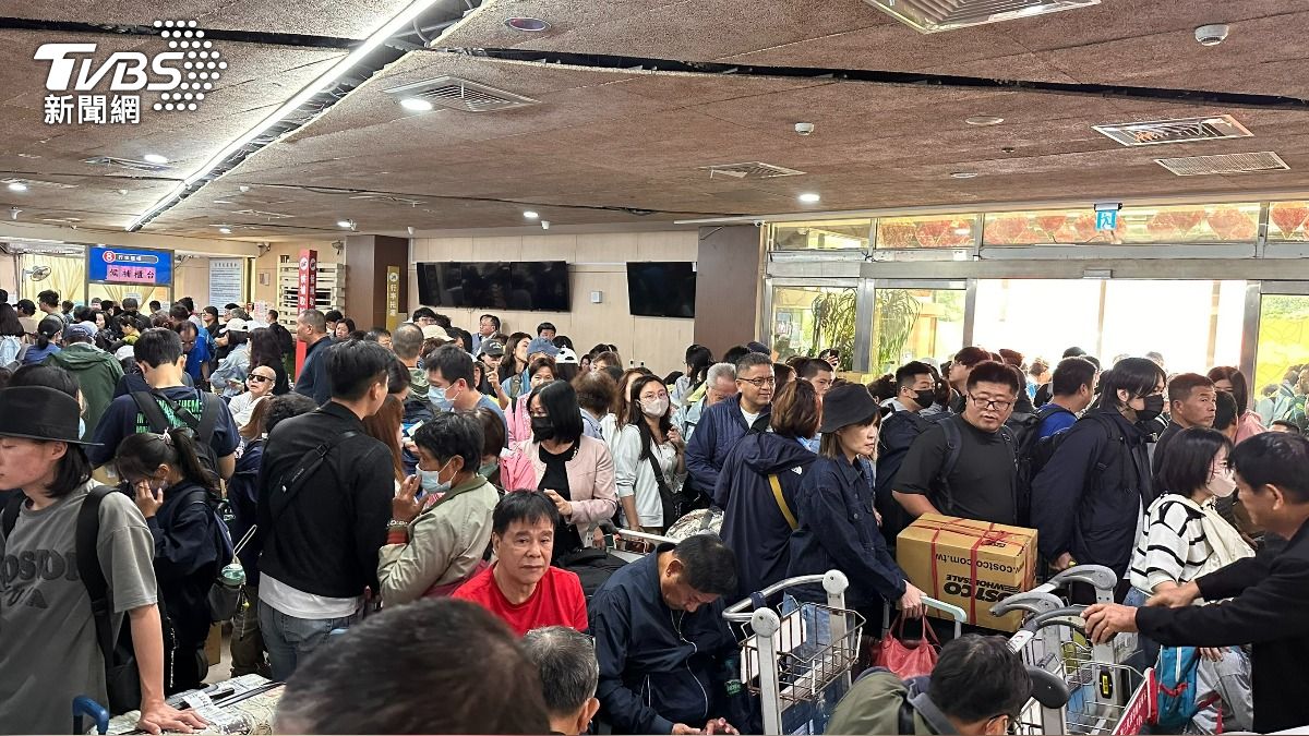 碼頭出境大廳擠滿要去廈門的旅客。(圖/程子奕攝)