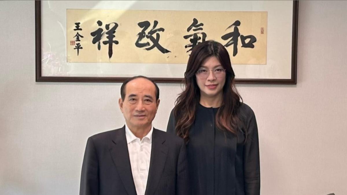 立法院前院長王金平向鄭麗文推薦李乾龍。(圖/翻攝鄭麗文臉書粉專)