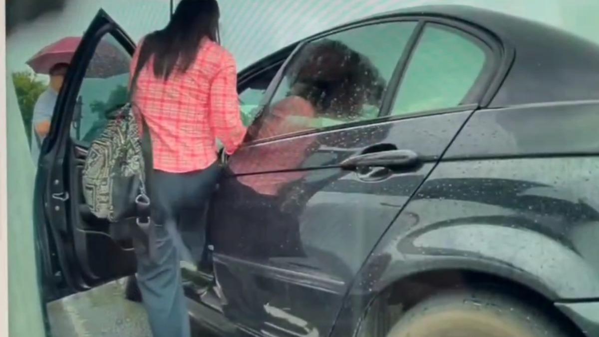 特斯拉車主怒PO網!BMW女駕開門連撞兩次 全程冷漠不理