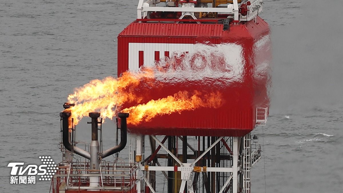 美國對俄羅斯兩家主要石油公司俄羅斯石油（Rosneft）與盧克石油（Lukoil）祭出制裁後，中國國有石油企業巨頭停止向俄國購買海運石油。　（圖／達志影像路透社）