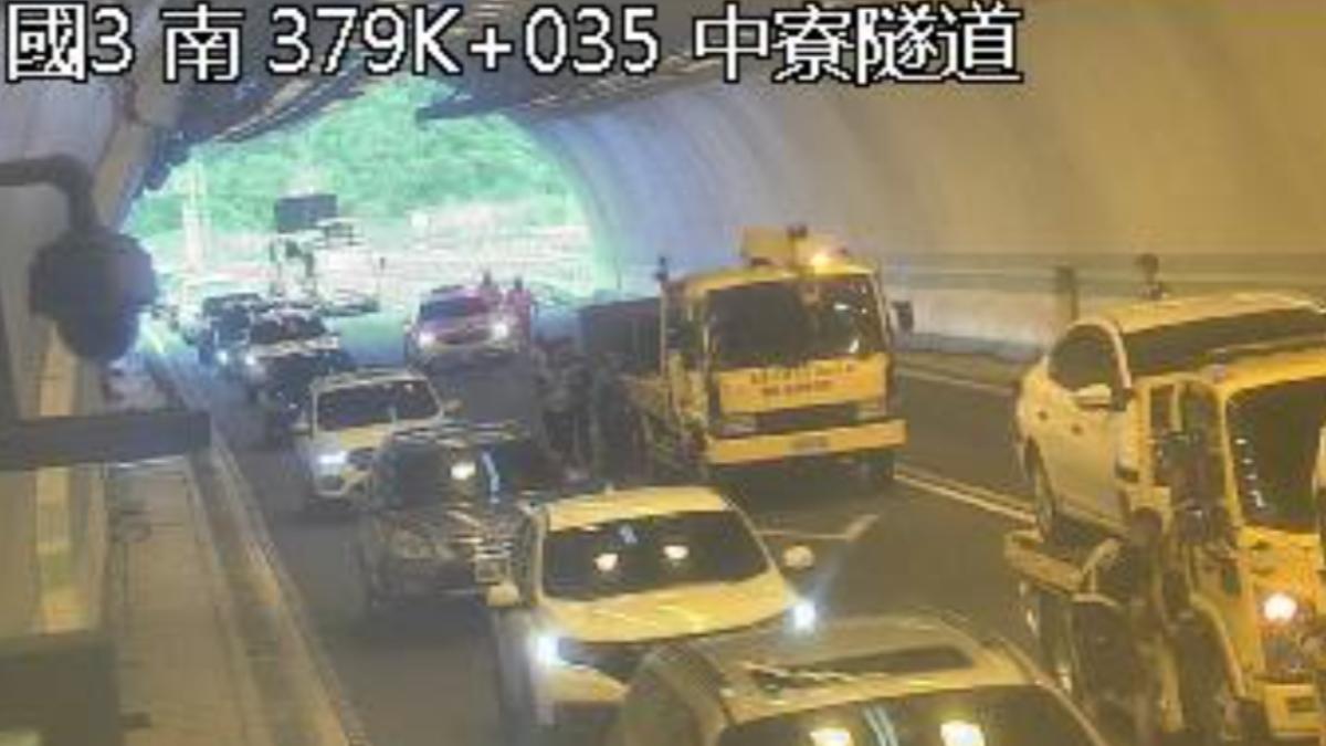 中寮隧道發生連環撞車禍。(圖／翻攝自國道即時影像)