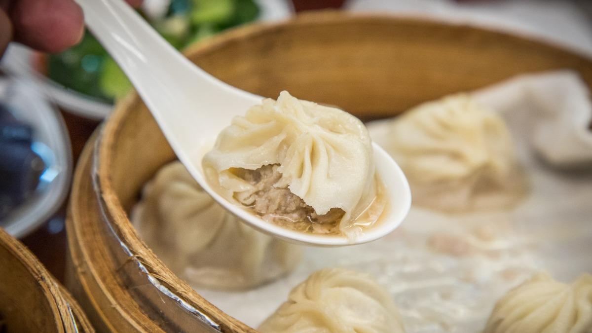 原味小籠包肉餡扎實甜香,爆多湯汁超夠味。(圖/大手牽小手。玩樂趣)