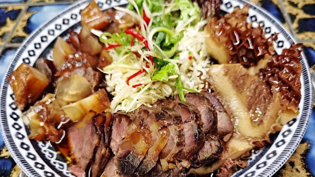 牛三寶拼盤以牛肚、牛腱、牛筋組成,搭上滷汁鹹度剛剛好。(圖/小不點看世界)