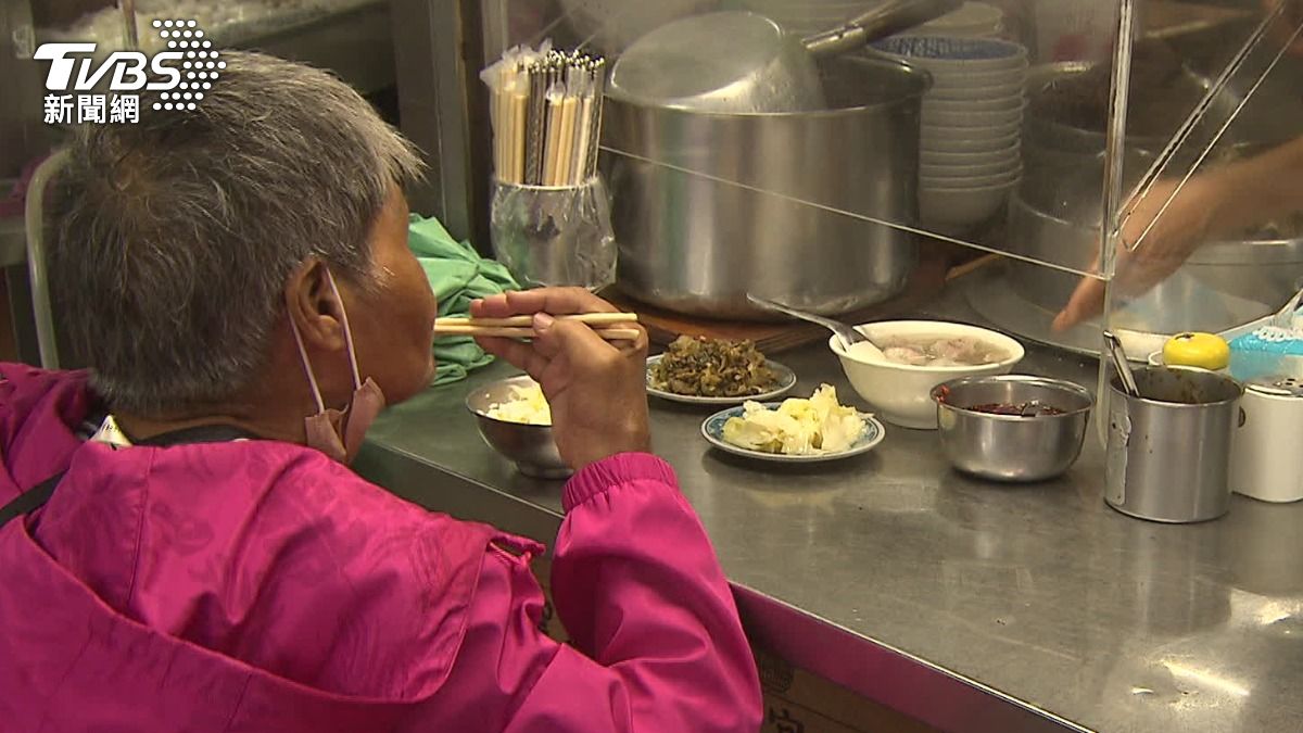 大稻埕慈聖宮美食街也受到影響,排骨湯業者透露庫存就只能再撐一天,接續叫不到豬肉,也只能被迫休息。(圖/TVBS)