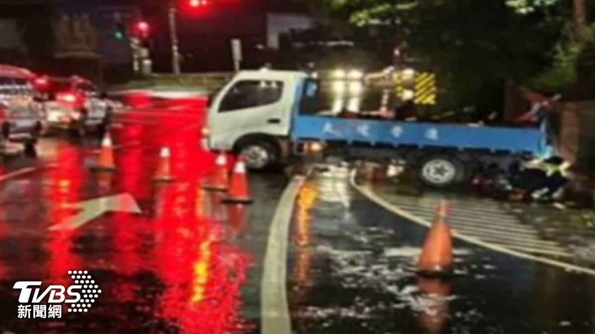 貨車打滑衝撞分隔島波及女騎士。(圖/TVBS)