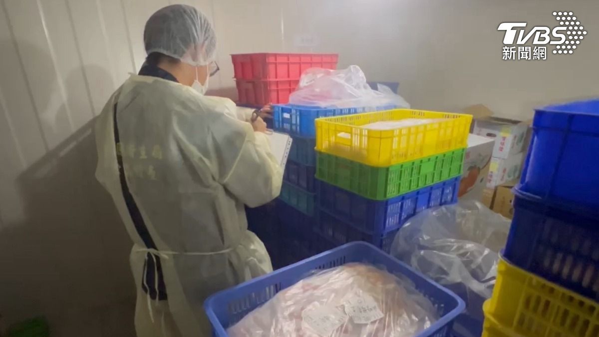 桃園衛生局人員也迅速前往冷凍倉庫清點,確認了405公斤的豬肉尚未售出。(圖/TVBS)