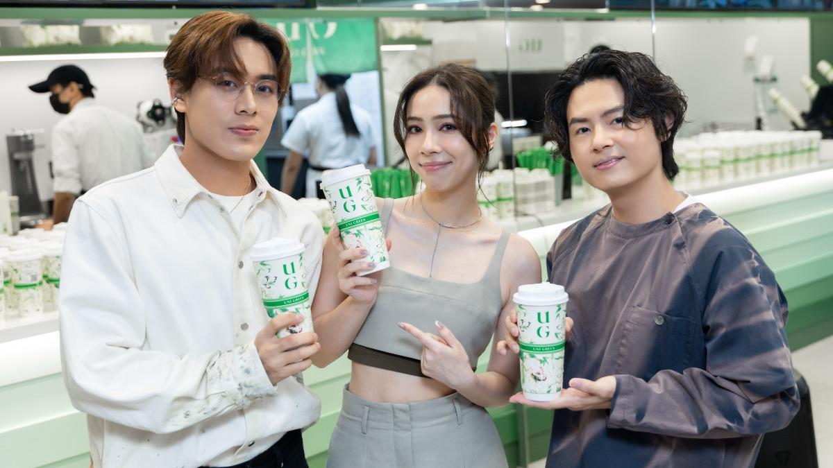 告五人前往香港,為茶飲品開幕活動站台。(圖/相信音樂提供)