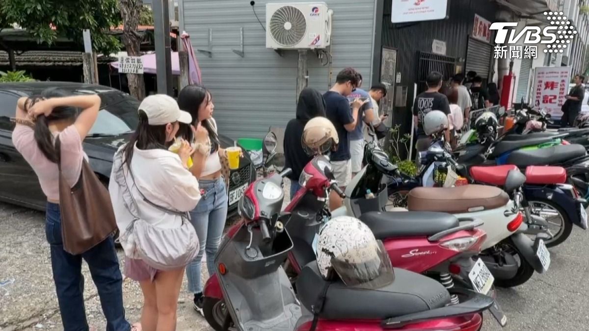 港式點心店業者原定24日要店休,也決定取消休息,全員加班備料以回應粉絲熱情。(圖/TVBS)