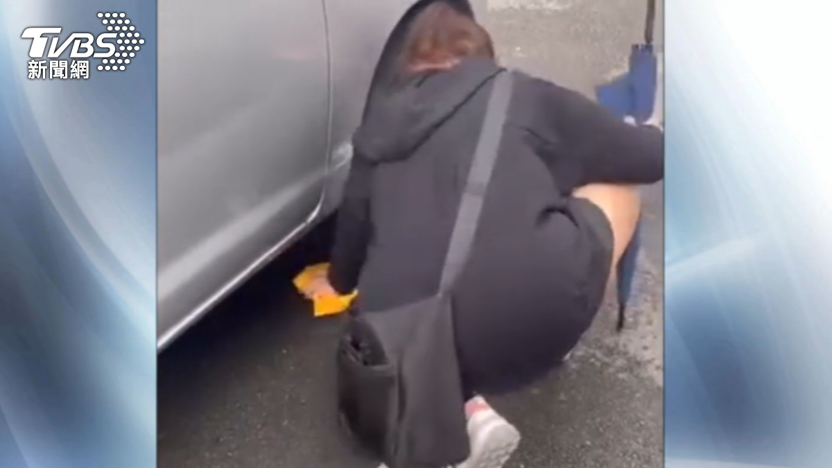停車場藏贓款？女遭抓包驚喊：主管要來拿。（圖／TVBS）