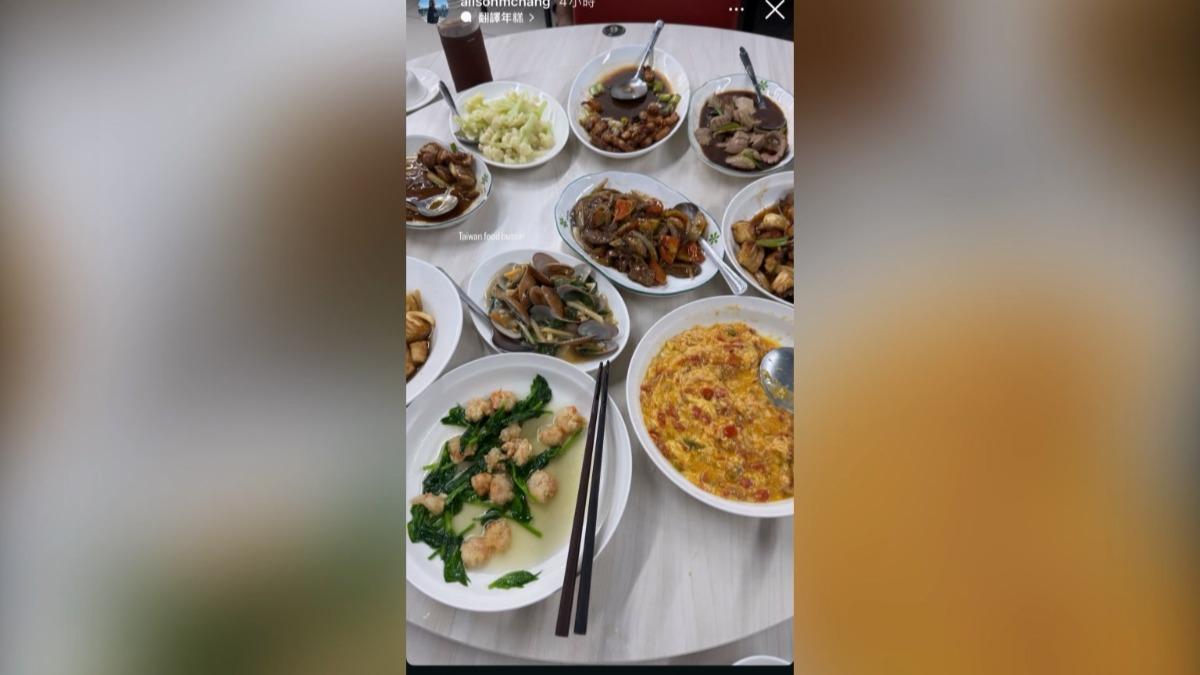 Jennie的經紀人在社群平台上分享了必比登推薦的海產餐廳美食,大讚台灣食物美味。(圖/翻攝IG)