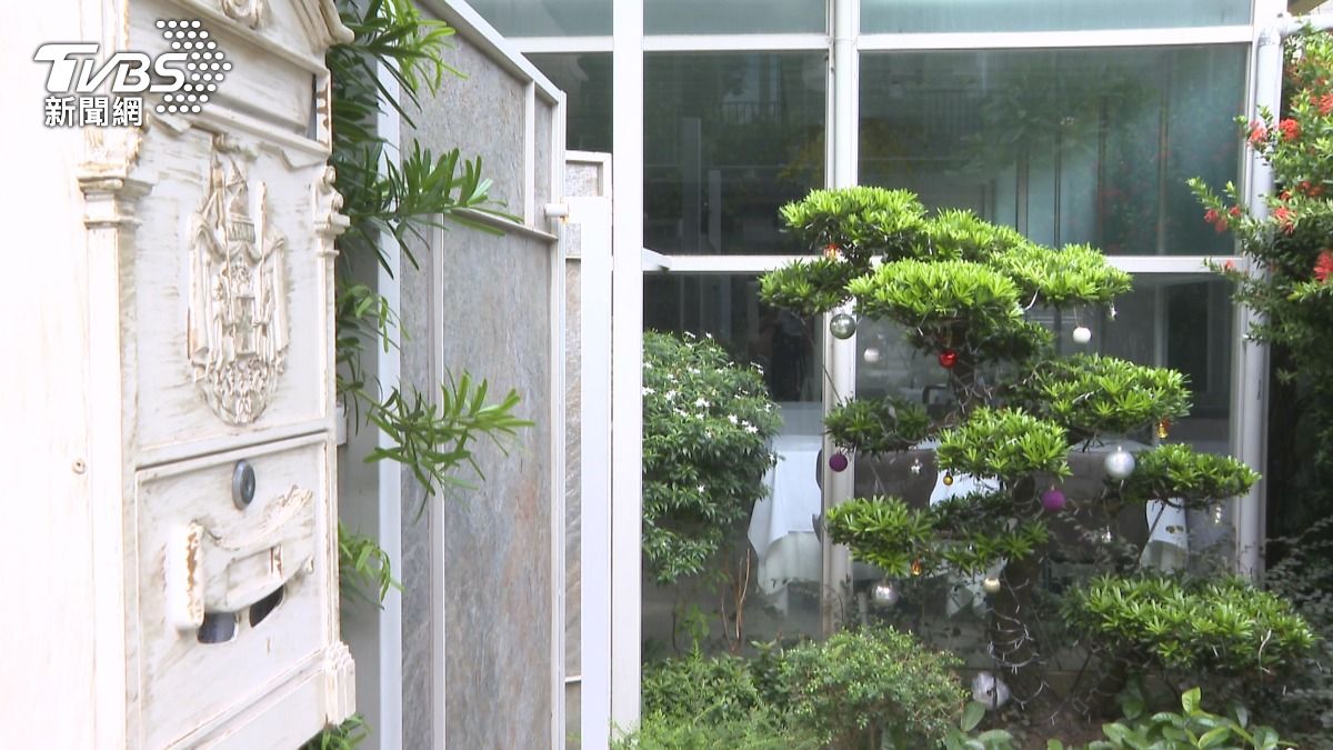 老宅浪漫玻璃屋的特色裝潢聞名，主打創意法式料理。(圖／TVBS)