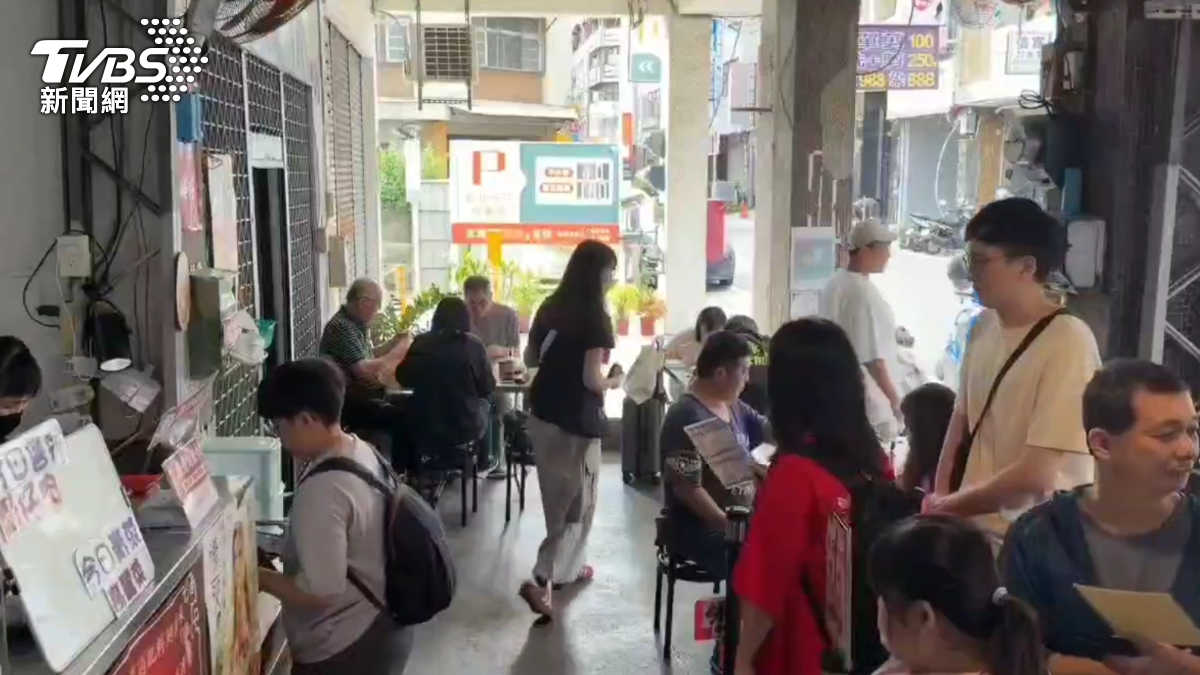 民眾搶來吃小吃。(圖/TVBS)