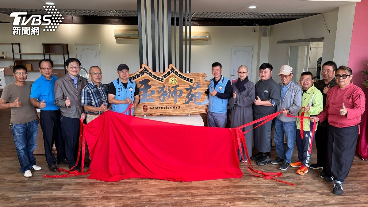各界貴賓今天中午為金獅苑揭牌。(圖/程子奕攝)
