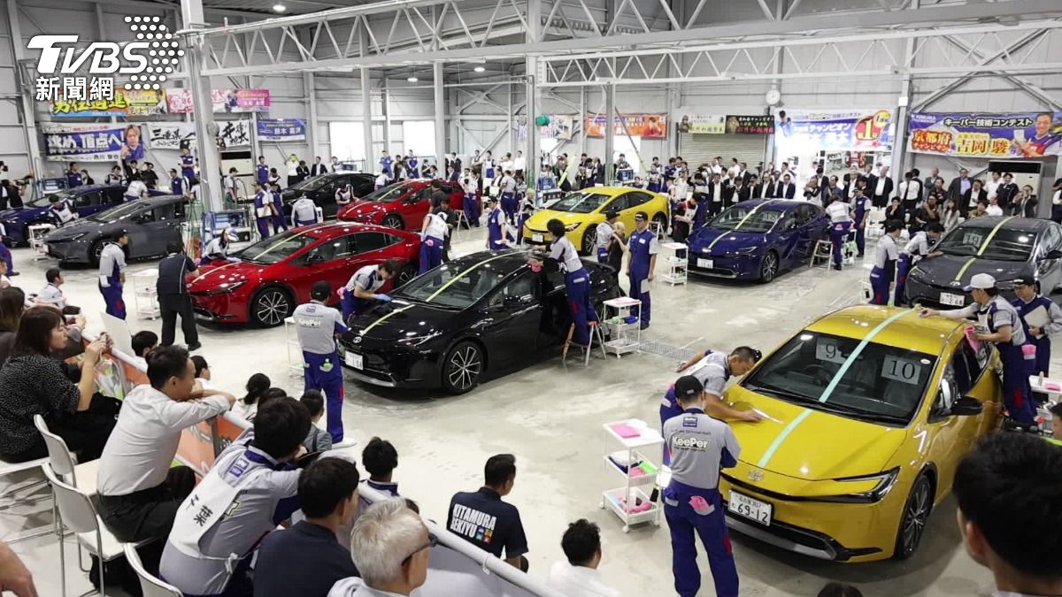 日本汽車鍍膜也能辦比賽，提升成就感，在人力荒時代留住人才。（圖／TVBS）