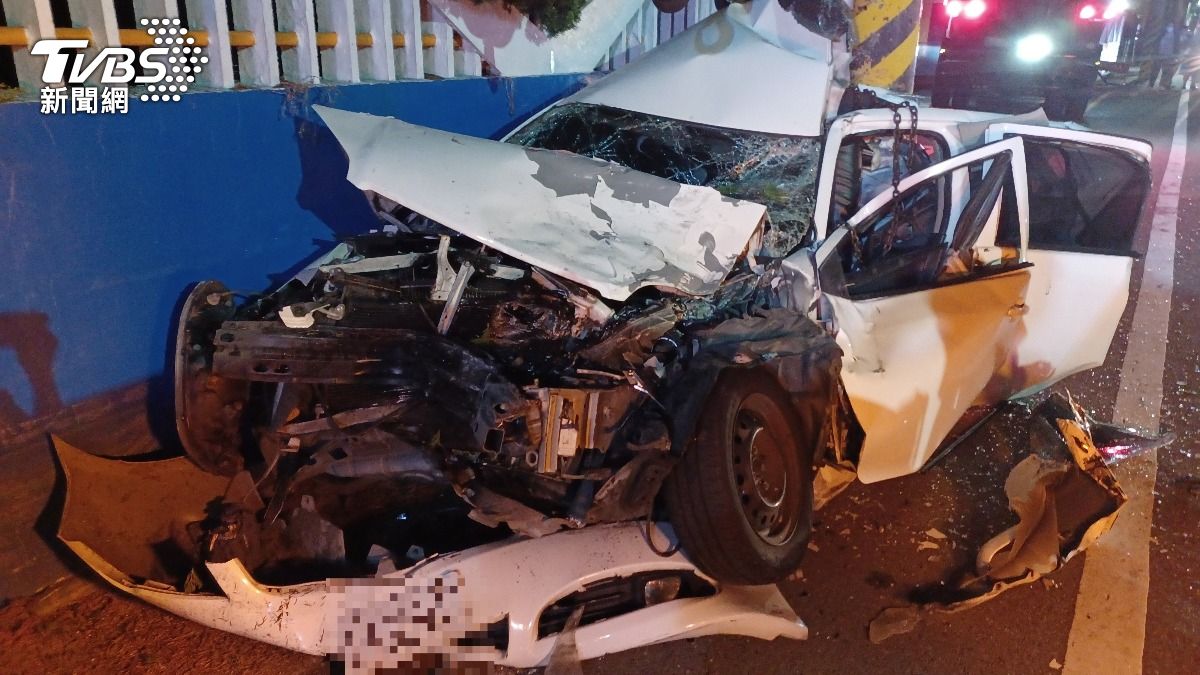 大貨車撞對向轎車一路推到電桿 整台變「夾心鐵球」驚險畫面曝