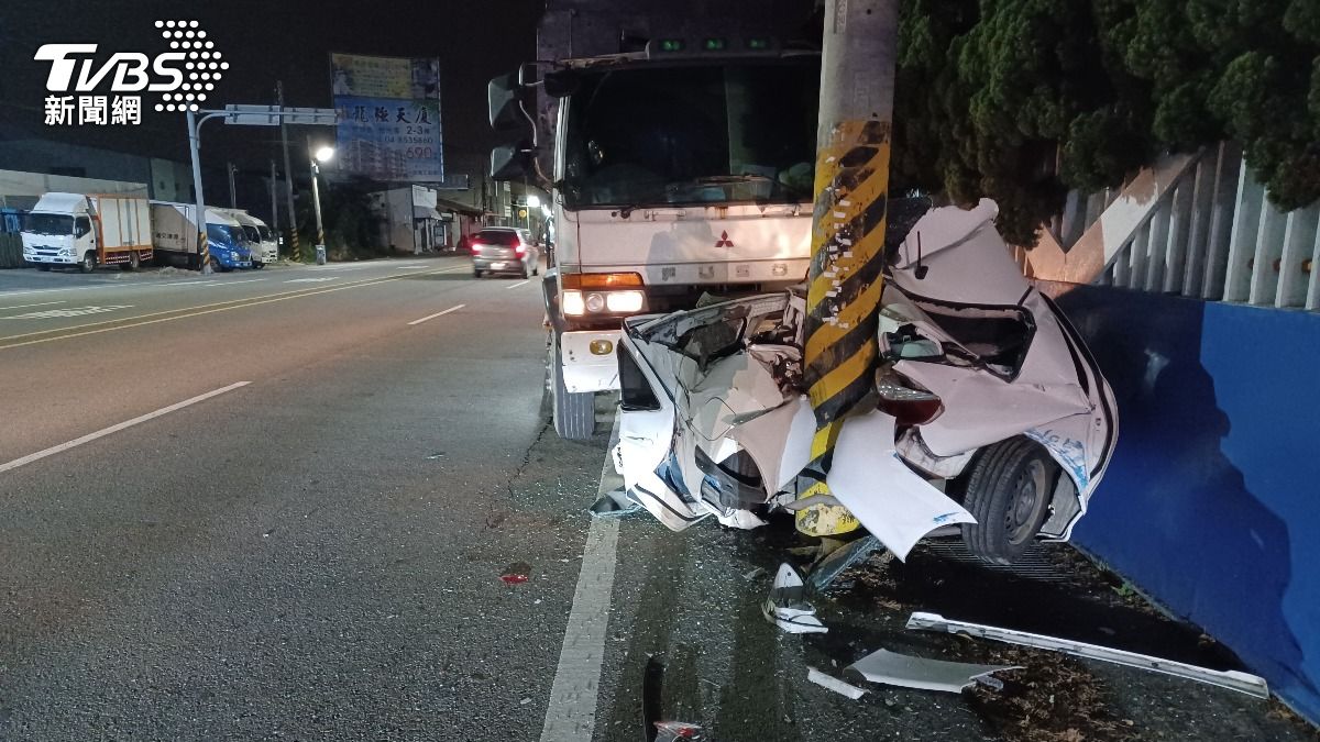 轎車被推撞進電線桿。（圖／TVBS）