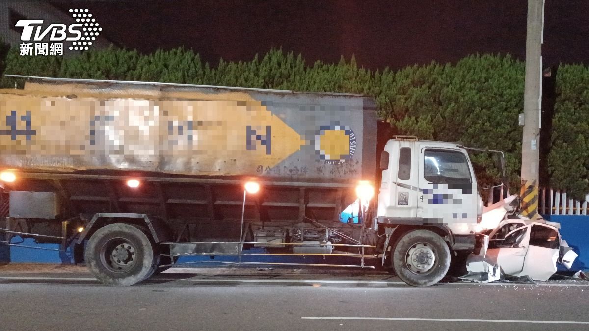 所幸轎車上面無人。（圖／TVBS）
