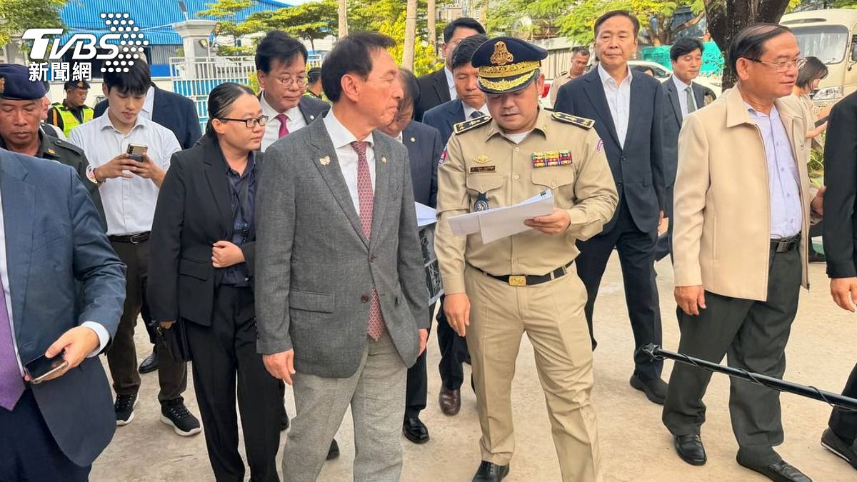 南韓國會議員及隨行代表團成員週三造訪位在柬埔寨金邊郊外,據稱曾用於網路詐騙的建築群。(圖/達志影像美聯社)
